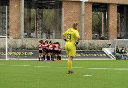 Las rojiblancas celebran su tercer gol, con una Mersnik abatida en primer plano.