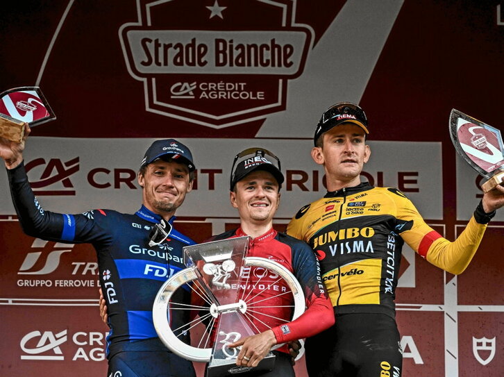 Valentin Madouas, Tom Pidcock y Tiesj Benoot, en el podio de la Strade Bianche.