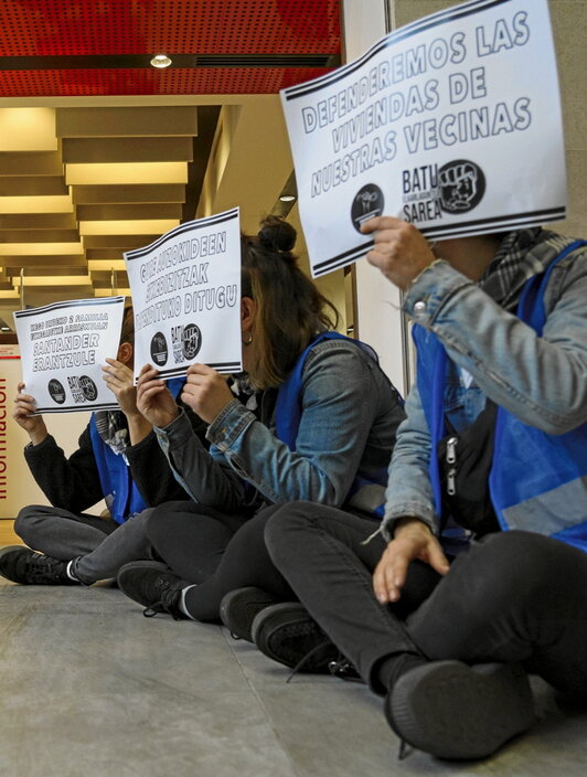 Protesta realizada el pasado mes de diciembre frente a una entidad bancaria para denunciar el riesgo de desahucio de dos familias en Galdakao.