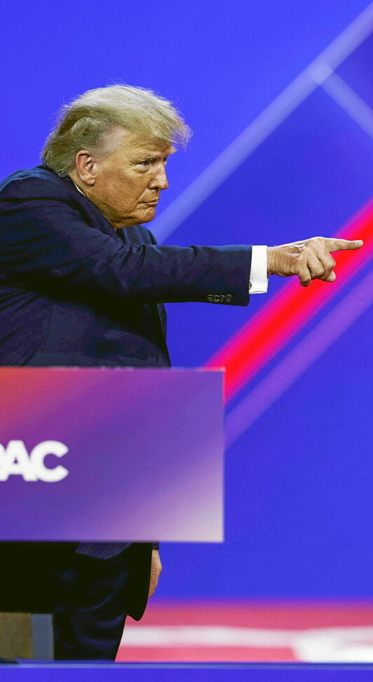 Donald Trump AEBetako presidente ohia, Ekintza Politiko Kontserbadorearen Konferentzian (CPAC) hitz egiten.