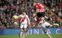 Guruzeta dispuso de varios remates para abrir el marcador en la primera mitad.