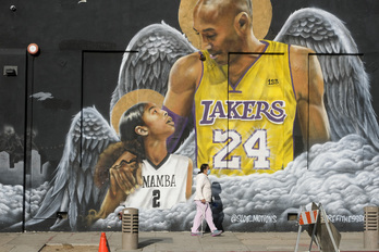 Los Angelesen dagoen Kobe Bryanten mural bat.