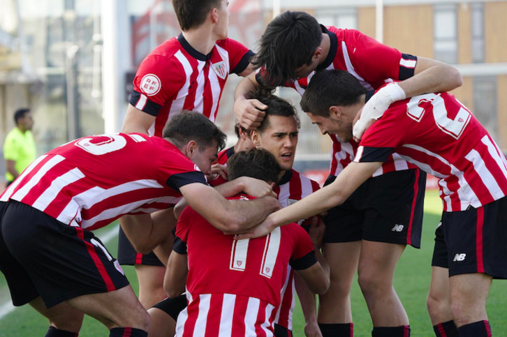 Jugadores del Bilbao Athletic celebran el gol de Izeta ante el Calahorra.