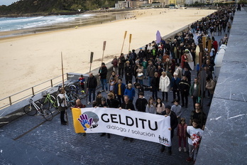 Manifestación en la Zurriola convocada por GuraSOS contra ester vertido a la red.