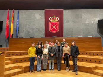 Representantes del CJN, con Pablo Lanaspa en el centro, en el Parlamento navarro.