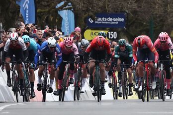 Momento en el que lanzan el sprint que ha ganado Pedersen.