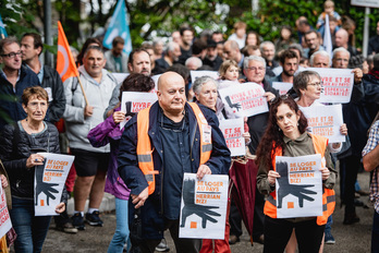 Concentración, en junio pasado, ante la sede de la Mancomunidad Vasca en favor de la campaña de la plataforma Herrian Bizi-Se loger au Pays.