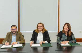 El Director General de Administración Local y Despoblación Jesús María Rodríguez, la Vicerrectora de Alumnos de la UNAV Rosalía Baena e Izaskun Azcona, de la Caixa, durante la firma del convenio.