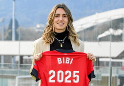 Bibiane Schulze posa con la camiseta y el número 2025.