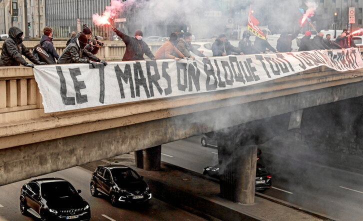 Acción de trabajadores de la compañía parisina RATP llamando al bloqueo de la reforma.