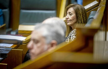 Olatz Garamendi, consejera de Gobernanza Pública y Autogobierno de Lakua, en el Parlamento de Gasteiz.