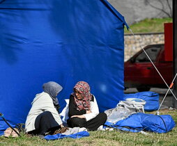 Dos mujeres en uno de los campamentos de desplazados en la ciudad Kahramanmaras.