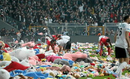 Recogida de juguetes para menores afectados por el seísmo en el estadio del Besiktas, en Estambul