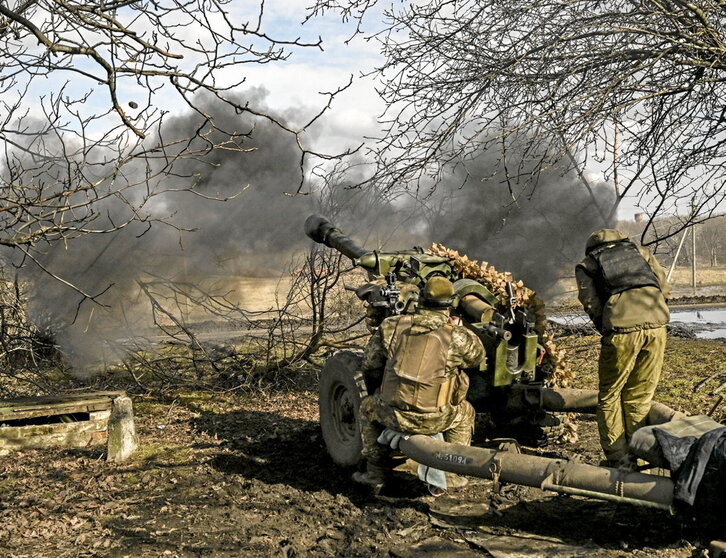 Fuego artillero ucraniano en el frente de Bajmut.