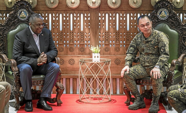 El Secretario de Defensa de EEUU, Lloyd J. Austin, con el jefe de Defensa filipino, Andres Centin.