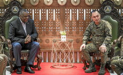 El Secretario de Defensa de EEUU, Lloyd J. Austin, con el jefe de Defensa filipino, Andres Centin.