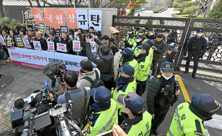 Protesta de familiares de víctimas en Seúl.