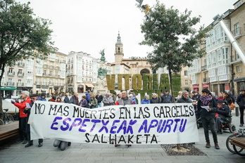 Concentración convocada por Salhaketa Araba en denuncia de la muerte de Malek y de otro preso en Martutene.