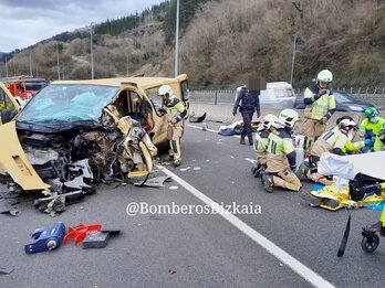 Los bomberos han tenido que rescatar a los heridos del interior de los vehículos.