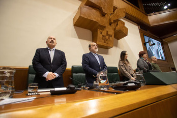 Imagen de la Mesa del Parlamento durante un minuto de silencio en un pleno reciente.