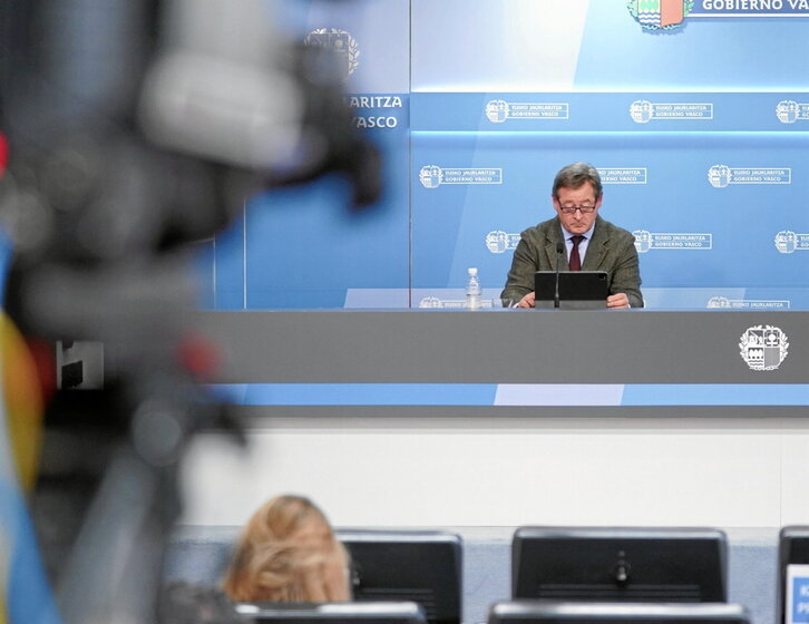 El portavoz del Gobierno, Bingen Zupiria, en la rueda de prensa de ayer.