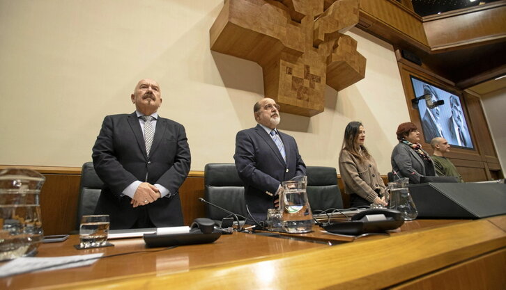 Imagen de la Mesa del Parlamento durante un minuto de silencio en un pleno reciente.