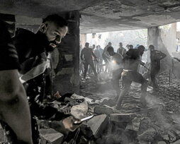 Palestinos en la casa atacada con cohetes.