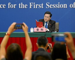 El ministro de Exteriores mostró un ejemplar de la Constitución para advertir sobre Taiwán.
