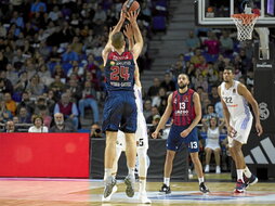 Momento en el que Costello lanza de tres para dar la victoria al Baskonia.