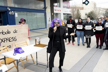 Un momento de la performance que ha realizado SOS Racismo Nafarroa ante la Oficina de Extranjería de Iruñea.