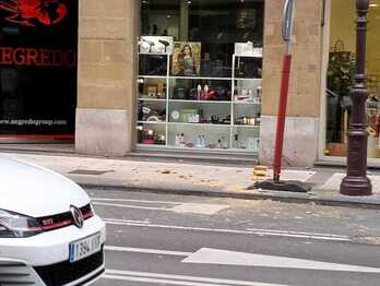 Cascotes desprendidos en la acera frente al edificio de la esquina de las calles Urbieta y San Martín, en Donostia.