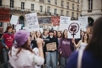 Kolektibo feministak antolaturiko martxa Herriko Etxean geldiune egin du, Patxa plazan amaitu aitzin..