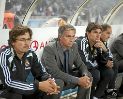 José Mourinho, sentado junto al gasteiztarra Aitor Karanka, en una de sus visitas con el Real Madrid al campo de Anoeta.