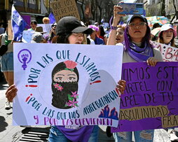 A la izquierda, manifestantes en Ciudad de México. En el centro, protesta a favor del aborto en Austin, Texas. A la derecha, acción en Kabul.