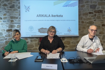 Nagore Ipiña, Miriam Urkia eta Jose Luis Sukia, Arikala proiektuaren hitzarmena aurkezten, Donostian.