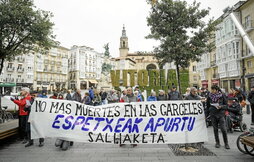 Concentración convocada por Salhaketa el pasado martes en Gasteiz para denunciar la muerte de dos personas presas.