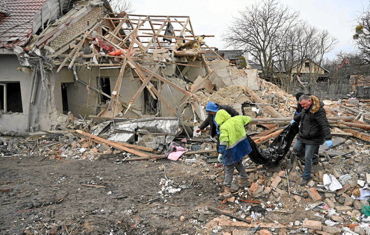 Policías retiran un cuerpo de entre los restos de una vivienda en Velika Vilshanitsia, cerca de Leópolis, tras el bombardeo.