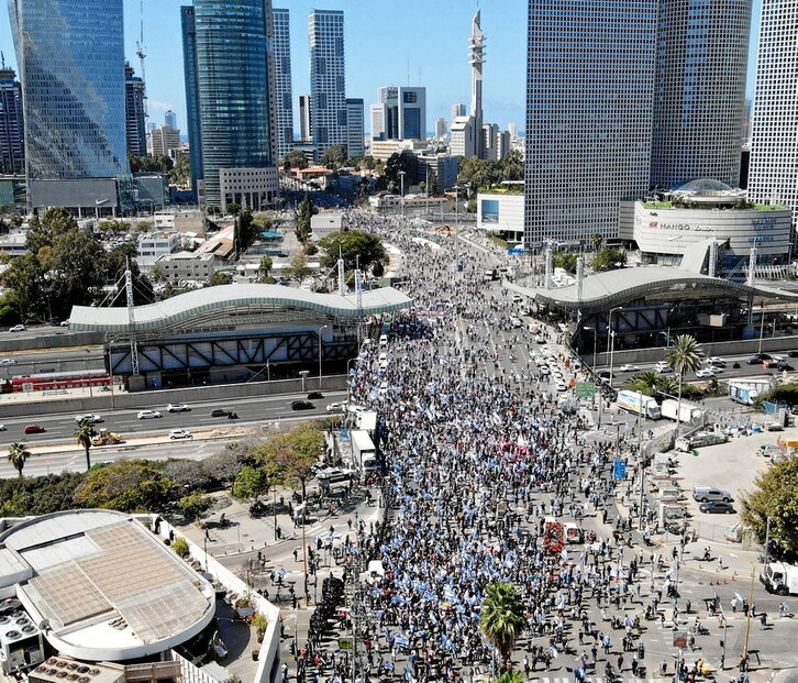Los manifestantes bloquean una carretera en Tel Aviv.