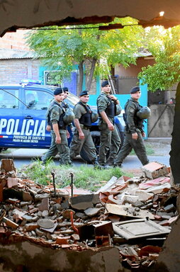 Policías patrullan por el barrio Los Pumitas de Rosario.