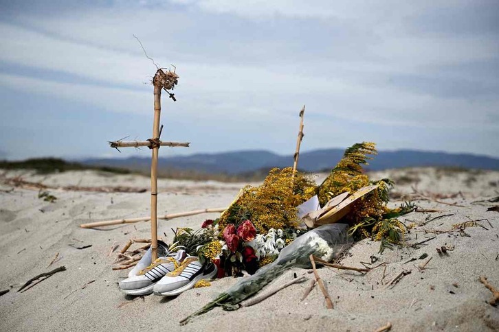 Flores y cruces en la playa de Cutro, en recuerdo de los migrantes fallecidos el pasado 26 de febrero.