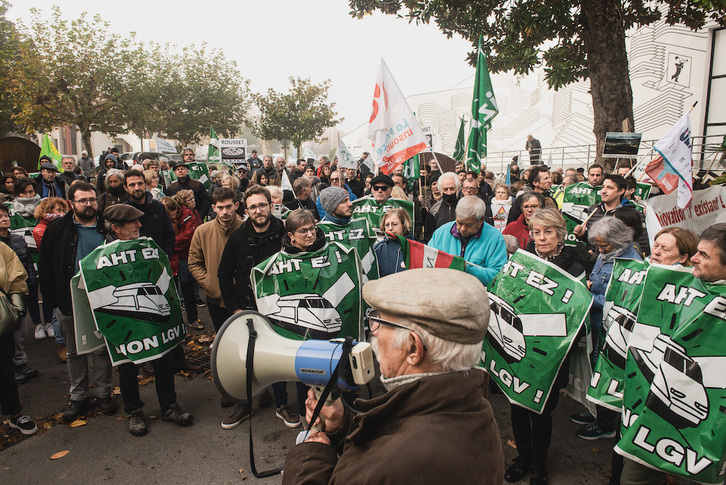 Cade kolektiboko bozeramaleetako bat, Victor Pachon, Euskal Elkargoaren bilera baten atarian eginiko mobilizazio batean.