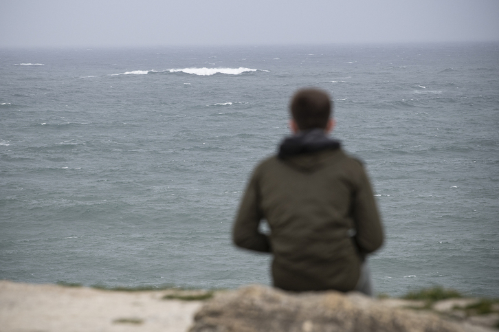 Un observador de olas, esta mañana en la carretera de la costa, en Urruña.