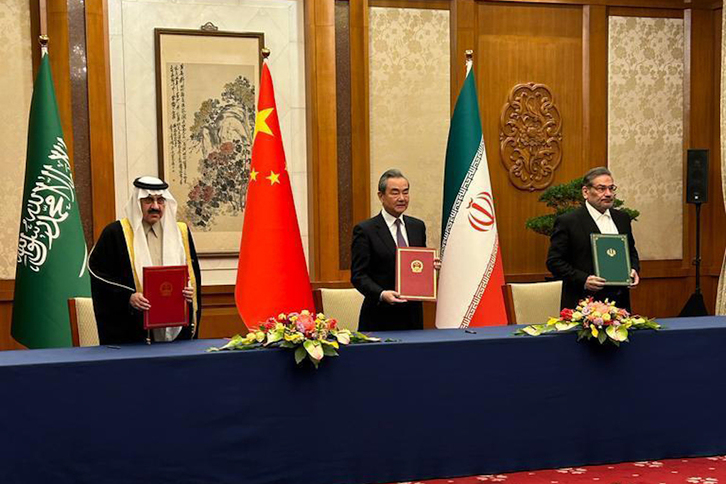 El consejero saudí de Seguridad, Musad bin Muhammad Al-Aiban, el director de la oficina de Exteriores del Partido Comunista de China, Wang Yi y el secretario del Consejo de Seguridad iraní, Ali Shamjani.