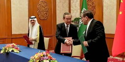 Musad bin Muhammad al-Aiban observa el saludo entre Wang Yi y Ali Shamjani.