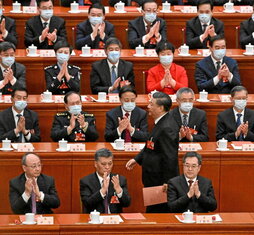 Xi Jinping, delegatuen artetik pasatzen.