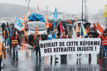 La fuerte lluvia ha perjudicado las cifras de participación en la movilización de este sábado en Baiona.