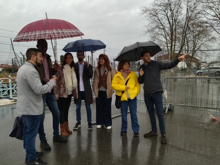 Podemoseko ordezkaritza bat Irungo Avenida zubian izan da, tartean, Serigne Mbayé Madrilgo Asanbladako diputatua.