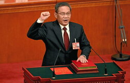 El recién electo primer ministro, Li Qiang, prestando juramento tras ser elegido en la cuarta sesión de la Asamblea Popular.