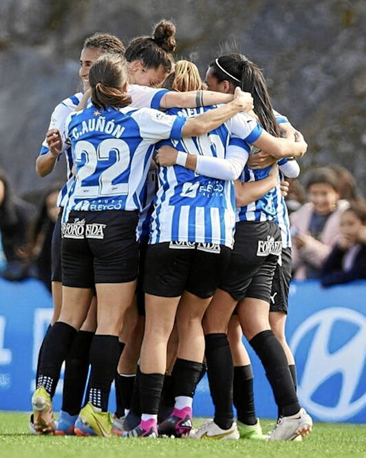 Las albiazules hacen piña celebrando el gol del empate.