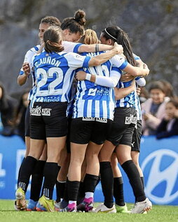 Las albiazules hacen piña celebrando el gol del empate.